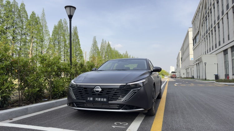 还说买燃油车就是落后,开完天籁380,我想杠一杠