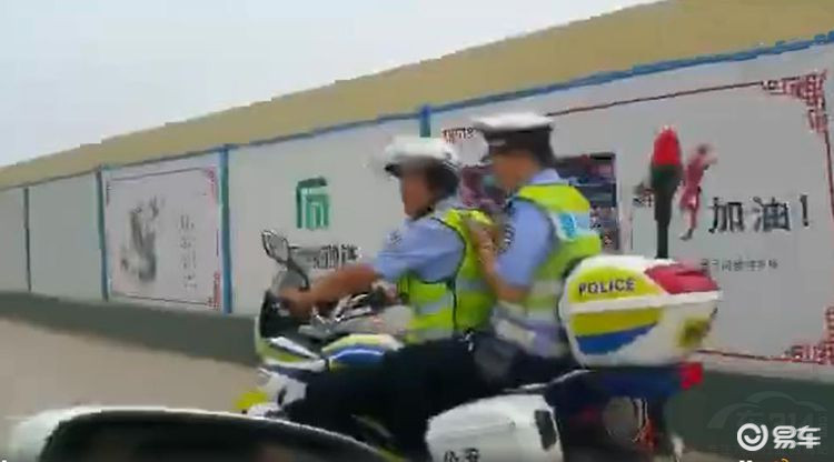 车主指证辅警骑乘摩托车未戴头盔 网友:估计车主老是被罚!