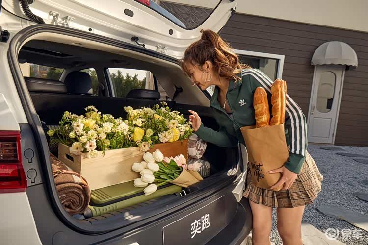 好看好开、省钱省心 2026款起亚奕跑焕彩上市