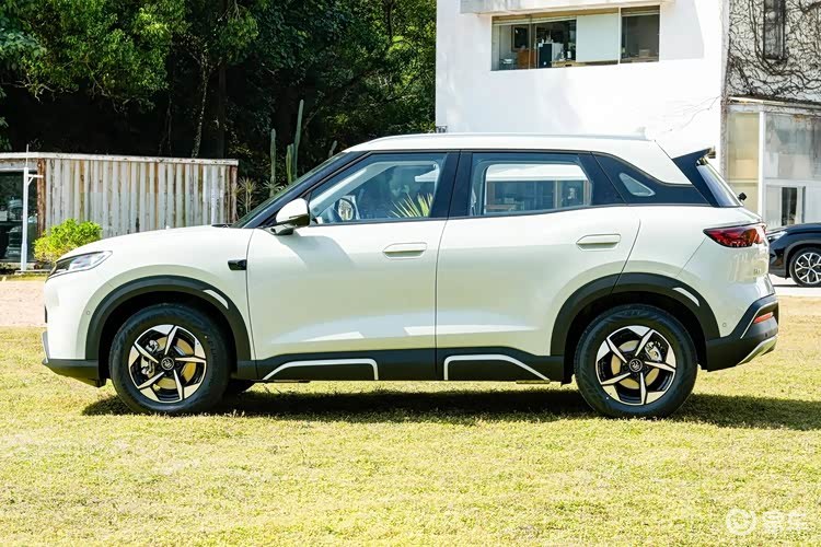 10来万都能买顶配，启源全新Q05和比亚迪元UP谁更划算