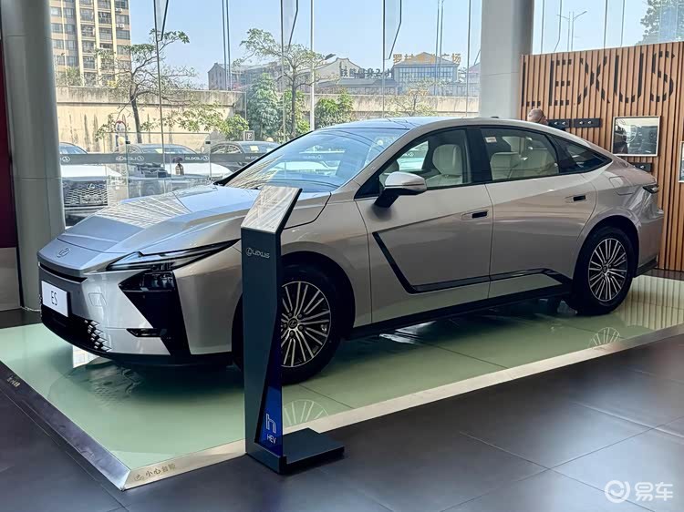 告别纯燃油！全新雷克萨斯ES实车到店，4月上市