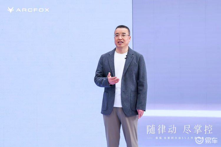 从养龙虾到全场景AI发布会，我们到底需要怎样的AI？