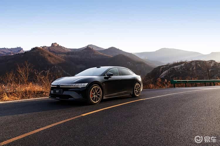 极氪焕新7系正式上市，001五周年纪念版限量发售