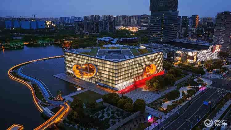 凯迪拉克凯威德上市46.88万元起，纯电旗舰多重权益入市