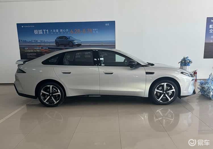 尺寸超比亚迪秦L,配小米SU7同款车色,极狐S3实车到店