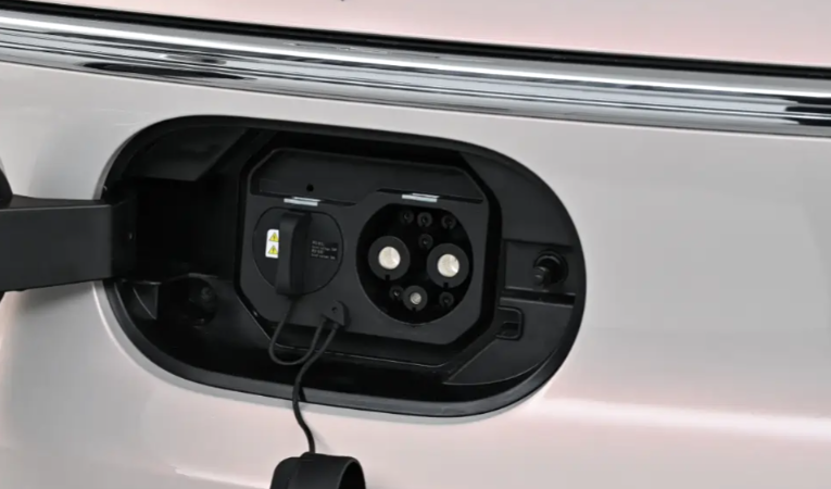 想买纯电代步车?预算5万级,第五代宏光MINIEV了解下