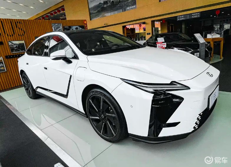 全新雷克萨斯ES或3月20日预售 配备双联屏 取消燃油版