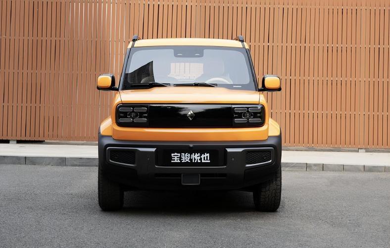 有着相似定位的五菱集团旗下的宝骏悦也,车身尺寸为3381/1685/1721mm