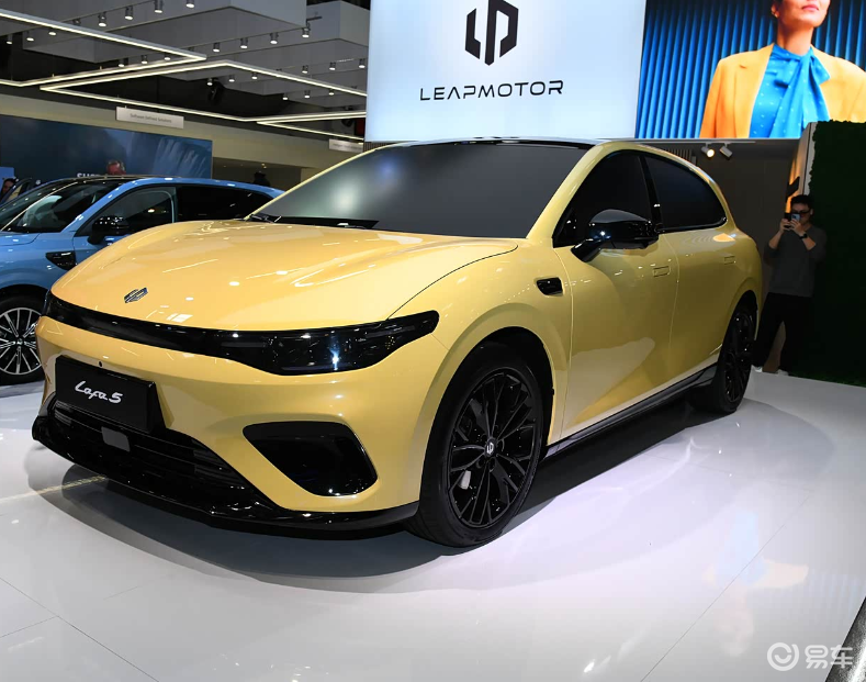 零跑Lafa5将于10月11日首秀并揭晓内饰！