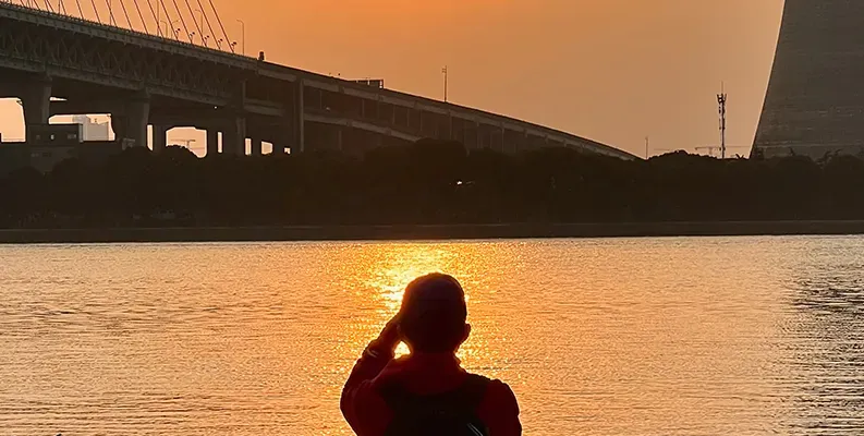 两款新势力豪车，接连上市，在新能源红海里卷性能