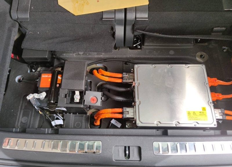 排气歧管和发动机机脚,都没有拆卸,排除发动机存在吊装分解维修的可能