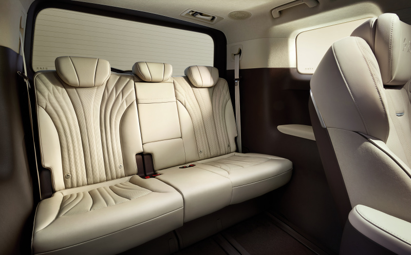 打造了更具商务属性的豪华内饰设计,在配备了大尺寸的悬浮式中控屏幕