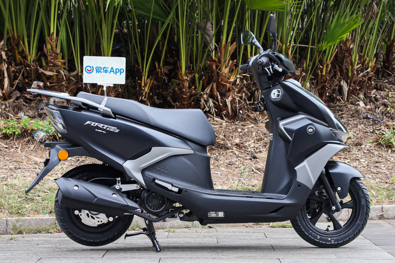 QJMOTOR鸿125入门踏板抢先实拍图解_易车
