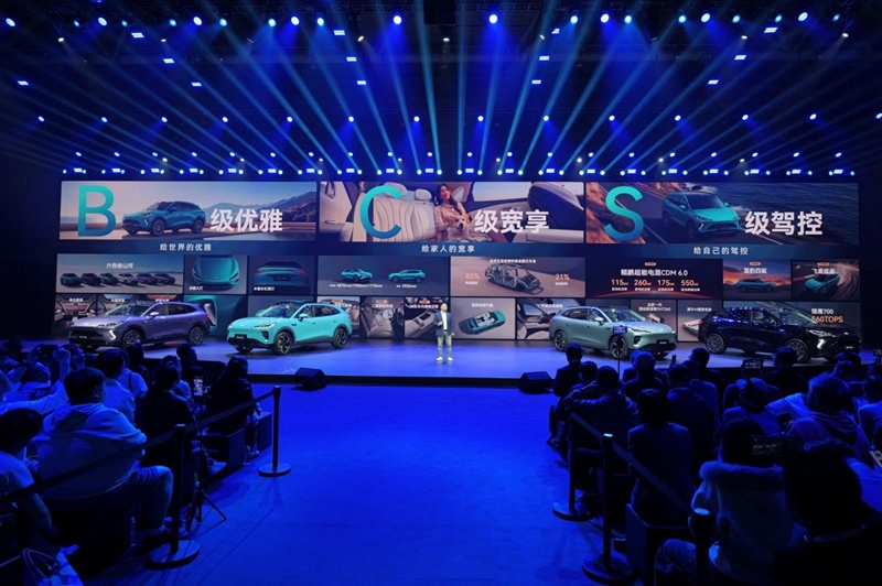 后排能跷二郎腿,这台中型插混SUV售12.99万元起