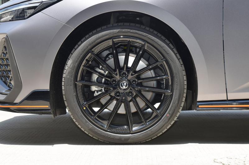 How to choose the first performance car for young people: Leopard R vs. Changan UNI-V 2.0T