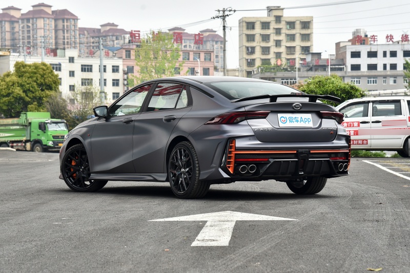 How to choose the first performance car for young people: Leopard R vs. Changan UNI-V 2.0T