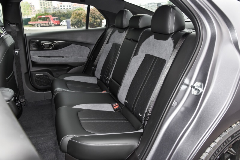 How to choose the first performance car for young people: Leopard R vs. Changan UNI-V 2.0T
