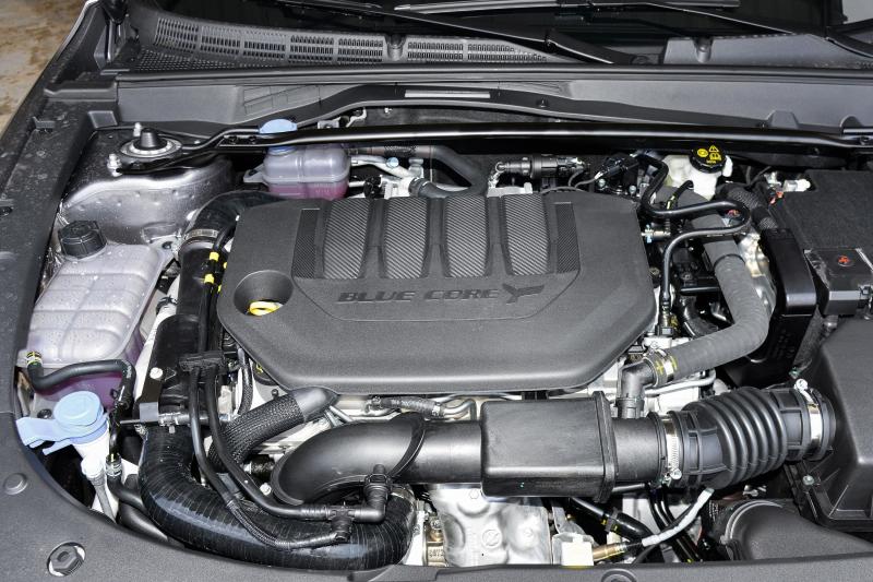 How to choose the first performance car for young people: Leopard R vs. Changan UNI-V 2.0T