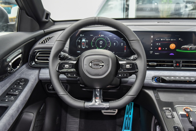 How to choose the first performance car for young people: Leopard R vs. Changan UNI-V 2.0T