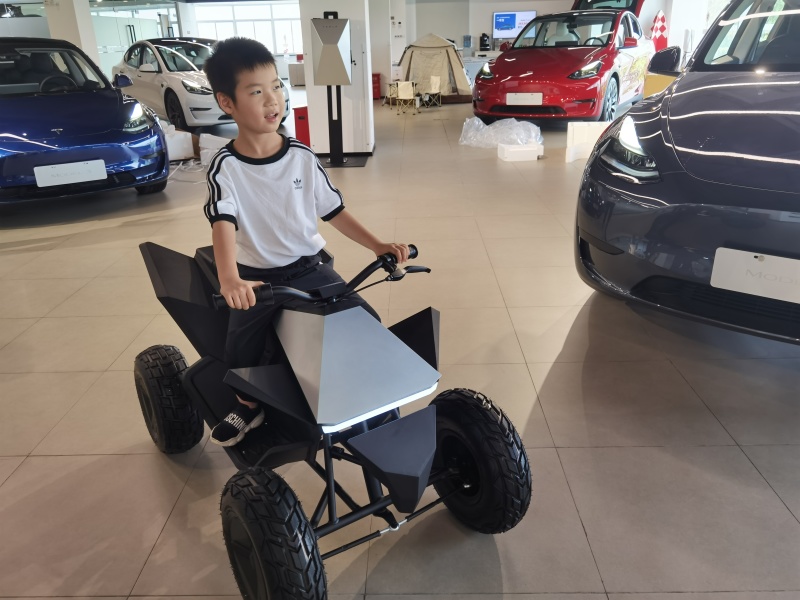 易车讯特斯拉中国官网于7月14日正式上架了儿童玩具摩托车cyberquad
