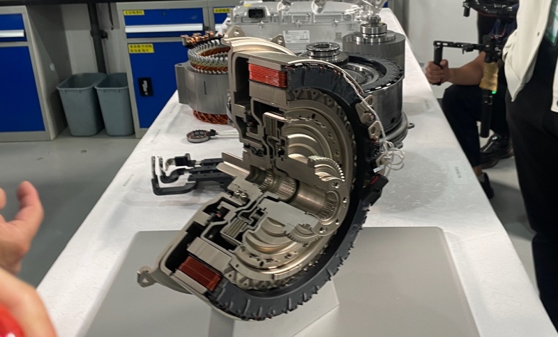 p1电机内部,高度集成,整体的结构会更加紧凑,端部绕组短,总成轴向长度