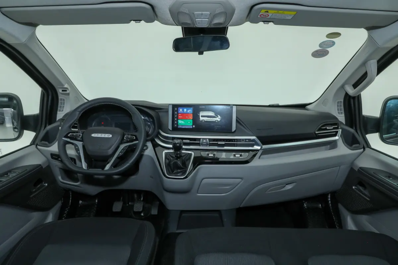 依维柯聚星燃油版内饰与上汽大通新途v70是同一套设计_易车