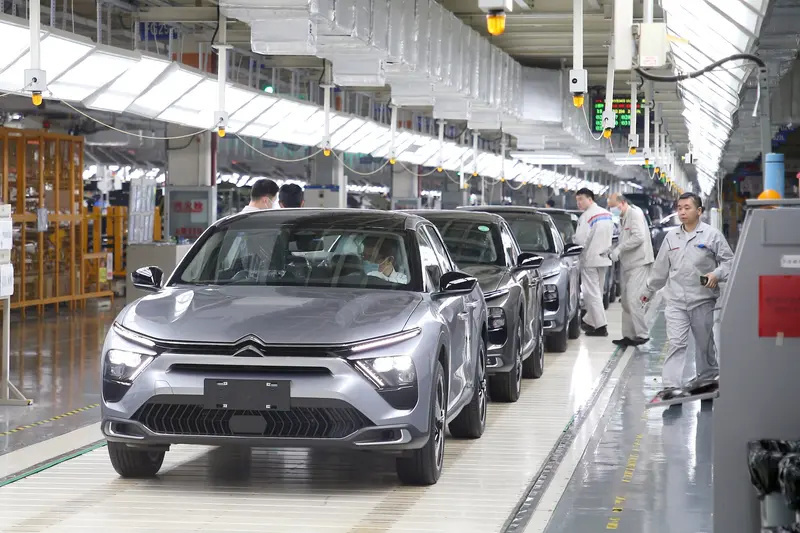 探秘神龙汽车成都工厂 凡尔赛c5 x等热门法系车这样制造!_汽车产经网