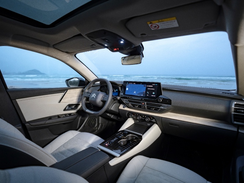 凡尔赛c5 x新车采用了极简设计风格_易车