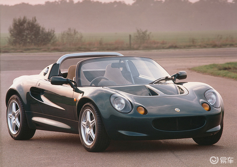 回到elise gt1这里,虽然有了路特斯的特产,也就是超轻的车体,但是当时