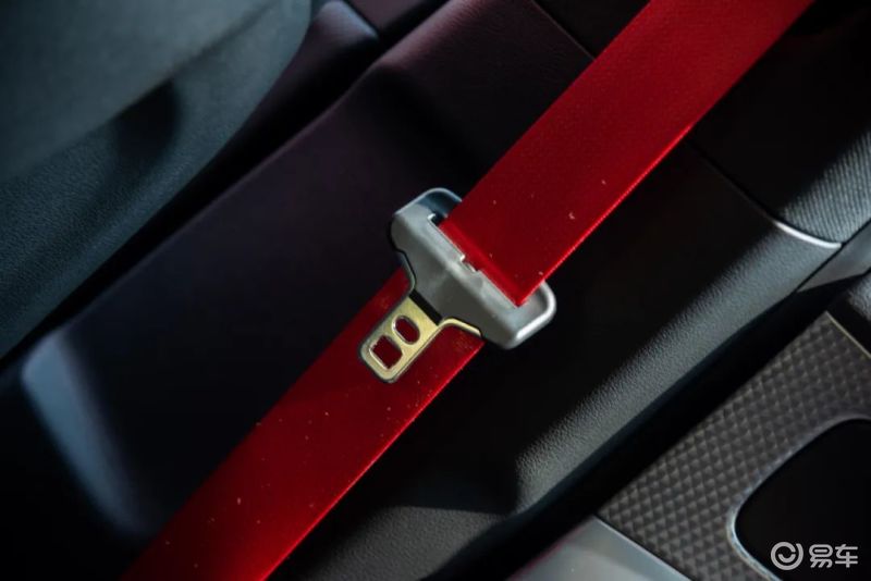 仪表台,中控,座椅都以红色双缝线装饰,既呼应殷红的车漆,又强调运动