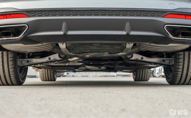 底盘方面,奥迪a4l前后桥均采用的是五连杆悬架,并保留两款配备了