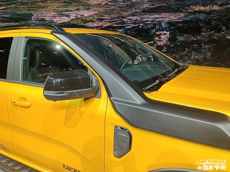 钢制越野侧踏板,后方进气高位涉水喉,高承载车顶行李架,全景天窗,矩阵