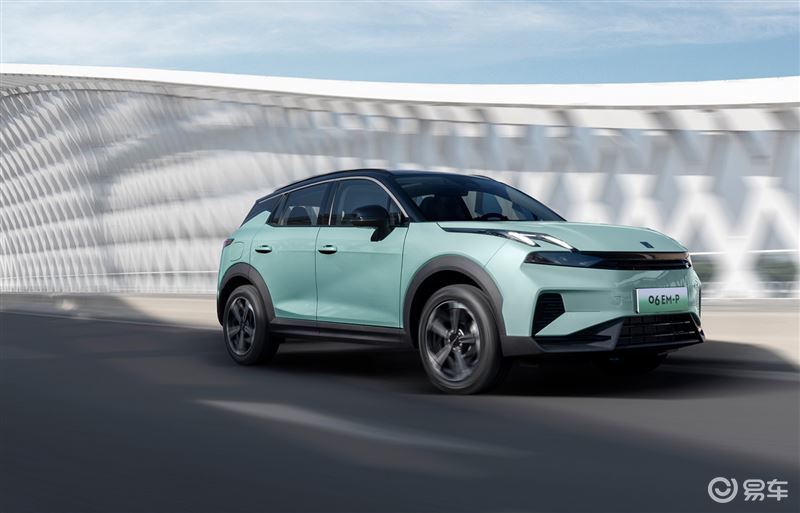 关注内饰方面,领克06em-p采用了符合时下新能源主流的简约设计,整个t