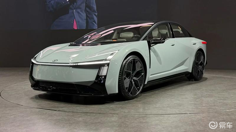 第13代丰田卡罗拉的“渣男”气质,真让女生上头