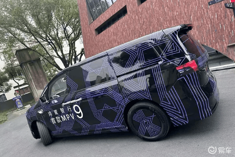 鸿蒙智行首款MPV谍照曝光 “鸿蒙+智驾”冲击高端市场