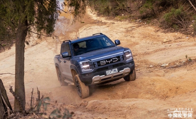比亚迪鲨鱼皮卡搭豹8同款2.0T插混增强拖拽能力
