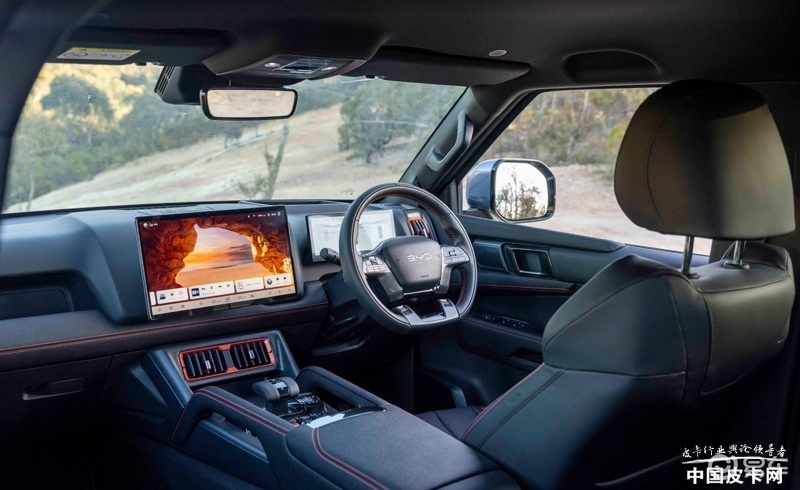 比亚迪鲨鱼皮卡搭豹8同款2.0T插混增强拖拽能力