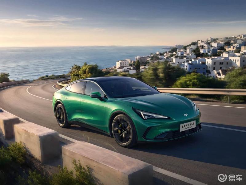 十多万买中级新能源轿车，全新阿尔法S5给出“满配”答案