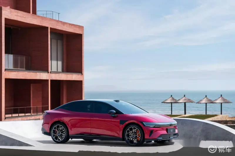 从冷冰冰到懂你情绪：极氪007让智驾交互卷出了新高度