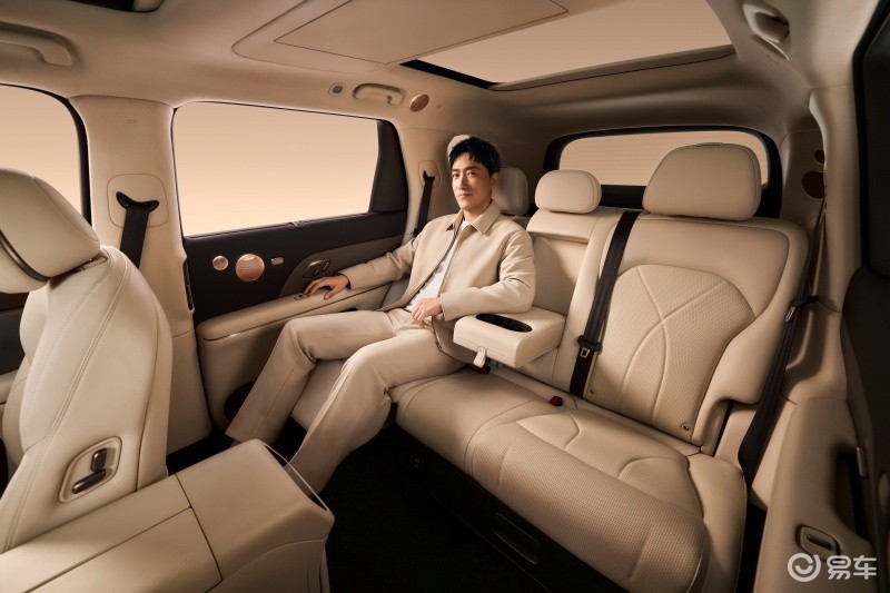 30万内唯一线控转向 智己LS8震撼上市