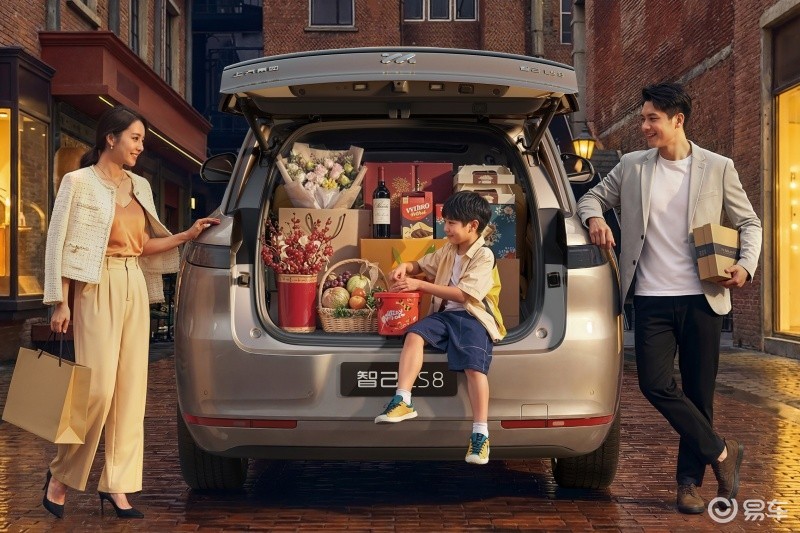 30万内唯一线控转向 智己LS8震撼上市