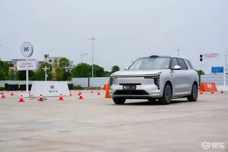深圳试驾智己LS8：25万级旗舰，终结“大车难开”的历史