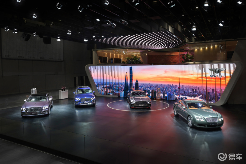 原创   时隔3年，我们终于迎来了上海车展。本届车展，无论是自主品牌、合资品牌、豪华品牌，乃至超豪华品牌的展台，均把C位让给了新能源车型，由此，宾利展台中央的那台欧陆GT S便显得格外亮眼。 今年是欧陆GT车型面世20周年，宾利汽车为庆祝欧陆GT车型诞生20周年，将在全球范围内进行为期四个月的庆祝活动，其中包括特殊车型展示和车迷试乘试驾等丰富环节。其中包含这台全球限量一台的特别版宾利欧陆GT S。 这台独一无二的欧陆GT拥有多项由宾利汽车个性化定制部门穆莱纳精心打造的外观内饰亮点，包括庆祝徽标、
