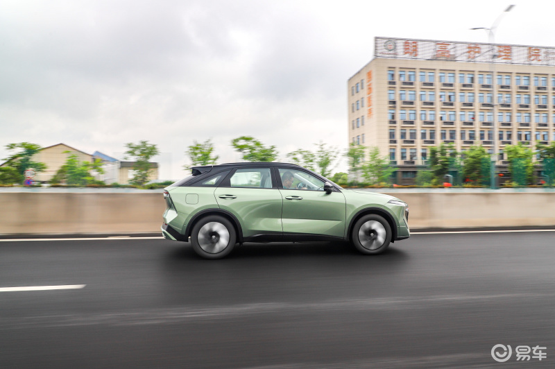 Or become a dark horse of plug-in hybrid SUV and take the lead in test-driving the Venucia V DD-i