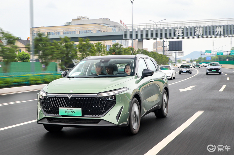 Or become a dark horse of plug-in hybrid SUV and take the lead in test-driving the Venucia V DD-i