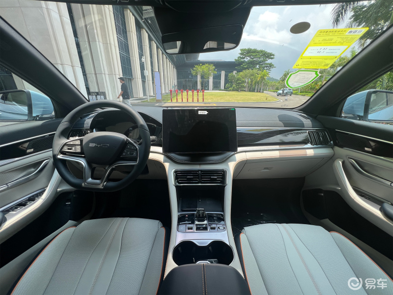 来到内饰部分,比亚迪宋plus dm-i冠军版采用的全液晶仪表和悬浮式中控