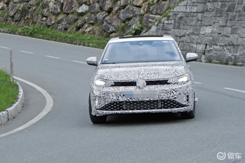全新大众速腾海外路试谍照采用新家族化设计