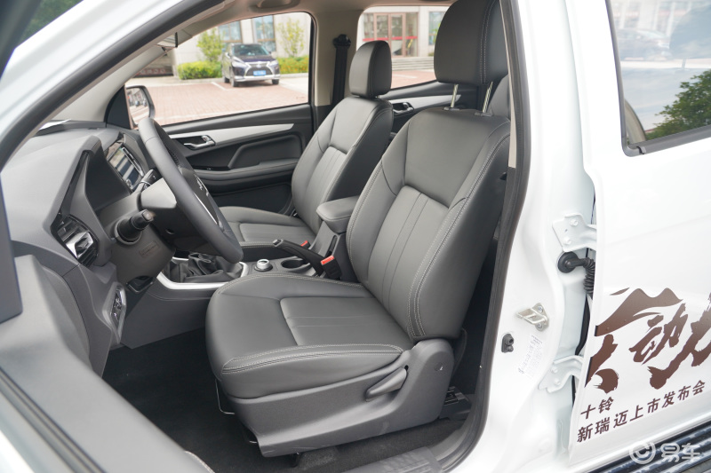 作为年度改款车型,23款瑞迈的内饰简约为主,延续了旧款车型的车内设计