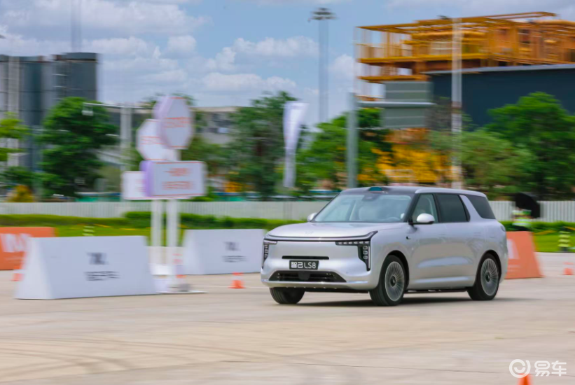 智己LS8深度试驾：以百万级驾控定义2026最强8系旗舰