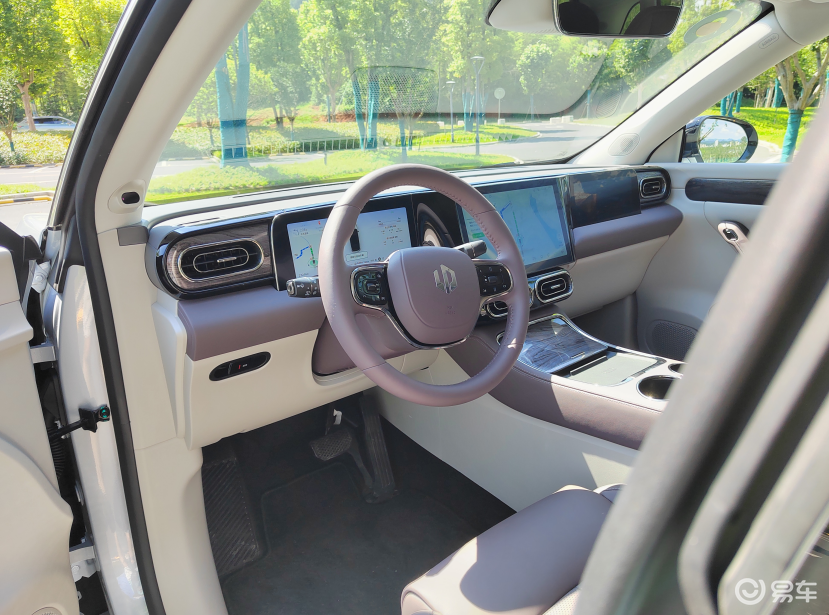 In terms of battery life, the Zero Run C11 extended range version is more like an extended range car